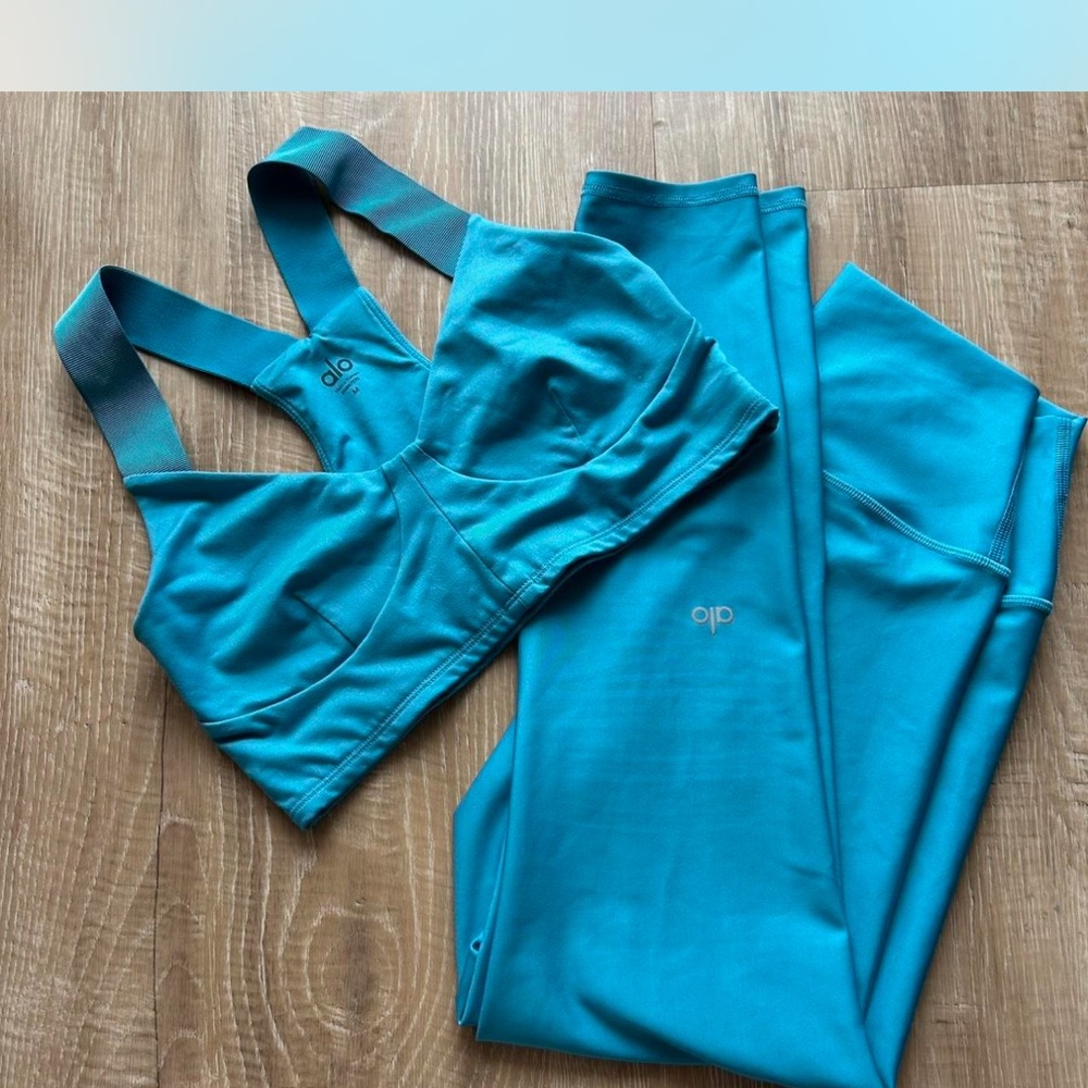 ALO Yoga Teal Sports Bra and Leggings Set